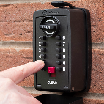 Schlüsselbox mit Druckknöpfen KeySafe Defender Pro-Tec dunkelgrau, geschlossenem Deckel, an der Wand befestigt, in Frontalansicht