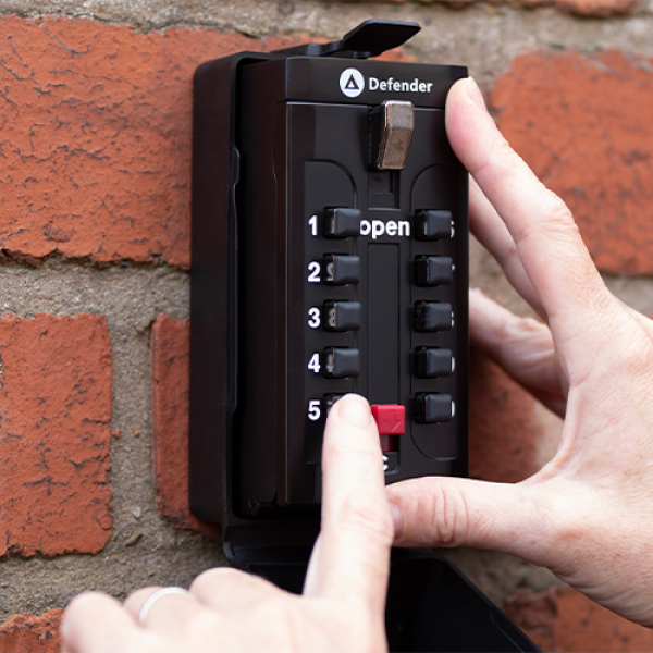 Schlüsselbox mit Druckknöpfen KeySafe Defender Big schwarz, geschlossenem Deckel an der Wand befestigt in Frontalansicht