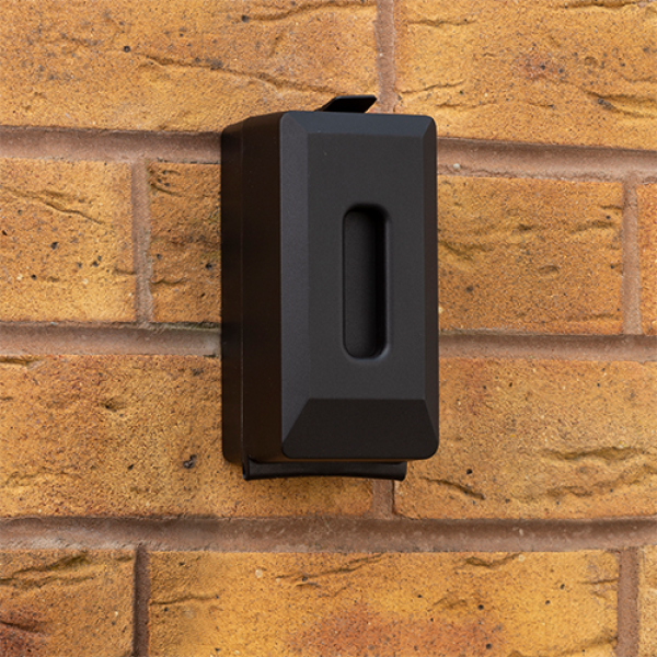 Schlüsselbox mit Druckknöpfen KeySafe Defender Big schwarz, geöffnetem Deckel, mit Schutzhaube an der Wand befestigt in Frontalansicht